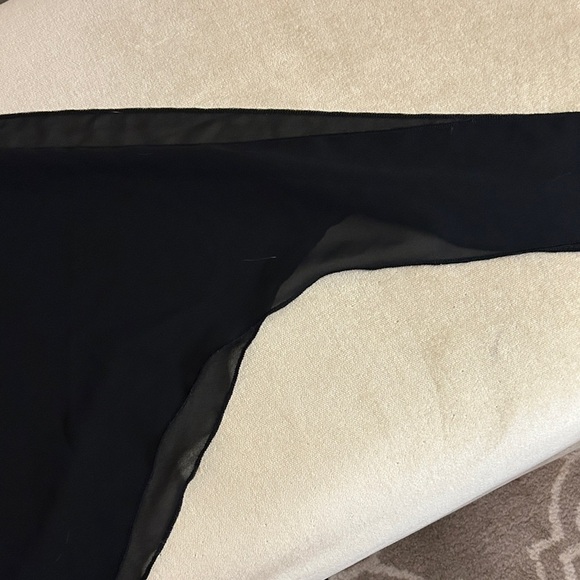 Elegant Black Women's Sarong - Picture 3 of 6